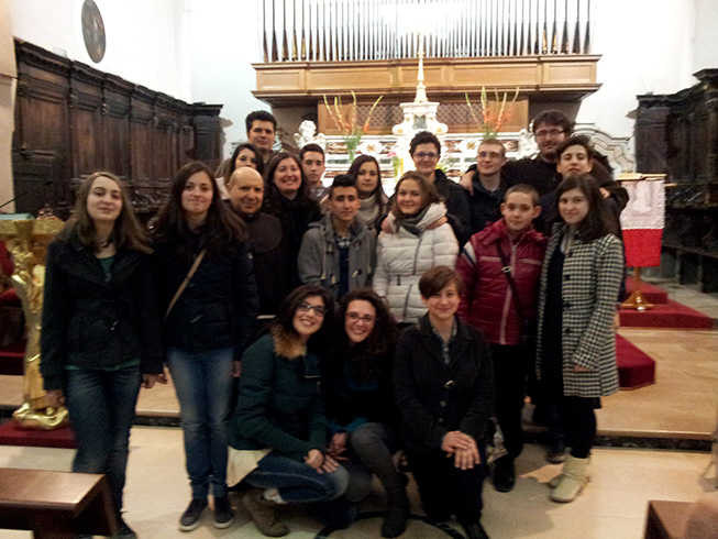 Il gruppo dei neo-promessi insieme al resto della fraternità