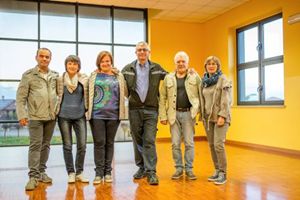 Un gruppo di persone che segue il progetto Un gruppo di persone che segue il progetto