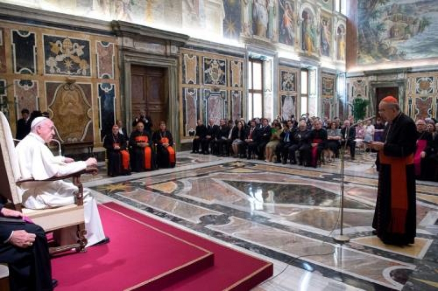 Papa: servono laici che si sporchino le mani