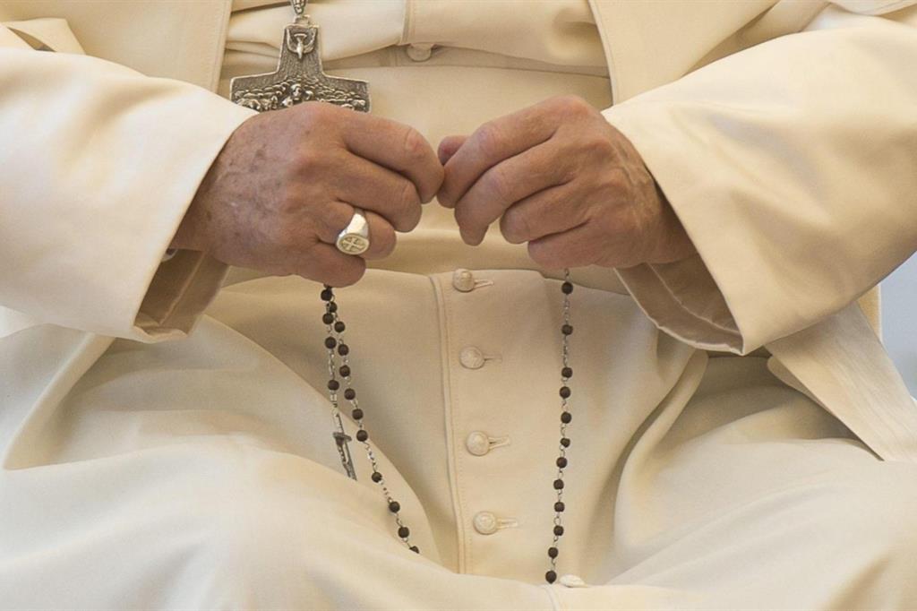 Il Papa: preghiamo con il rosario per la Chiesa attaccata dal demonio